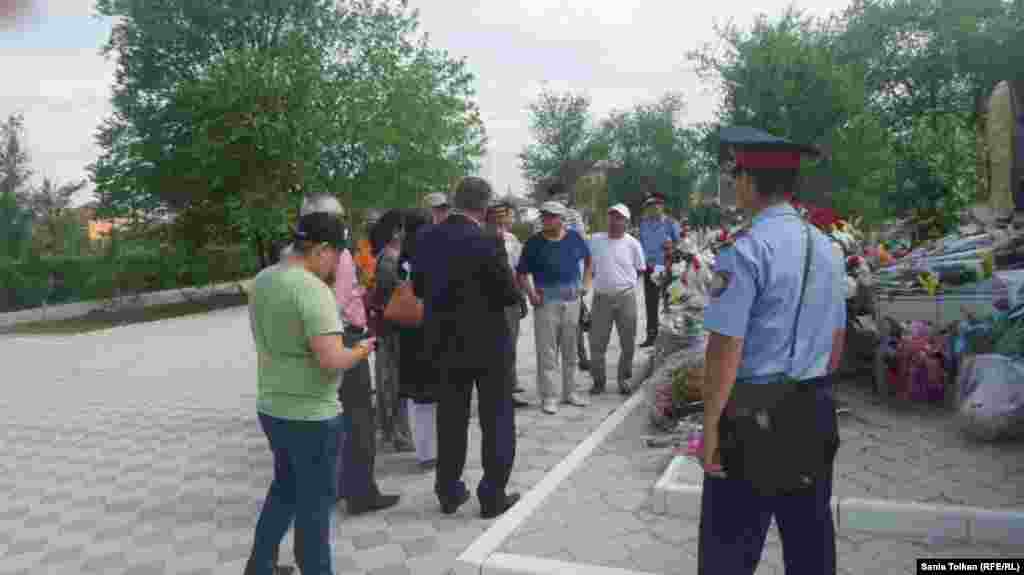 Саяси қуғын-сүргін құрбандарын еске алуға келген адамдарды бақылап жүрген полиция қызметкерлері. Атырау, 31 мамыр 2016 жыл.&nbsp;