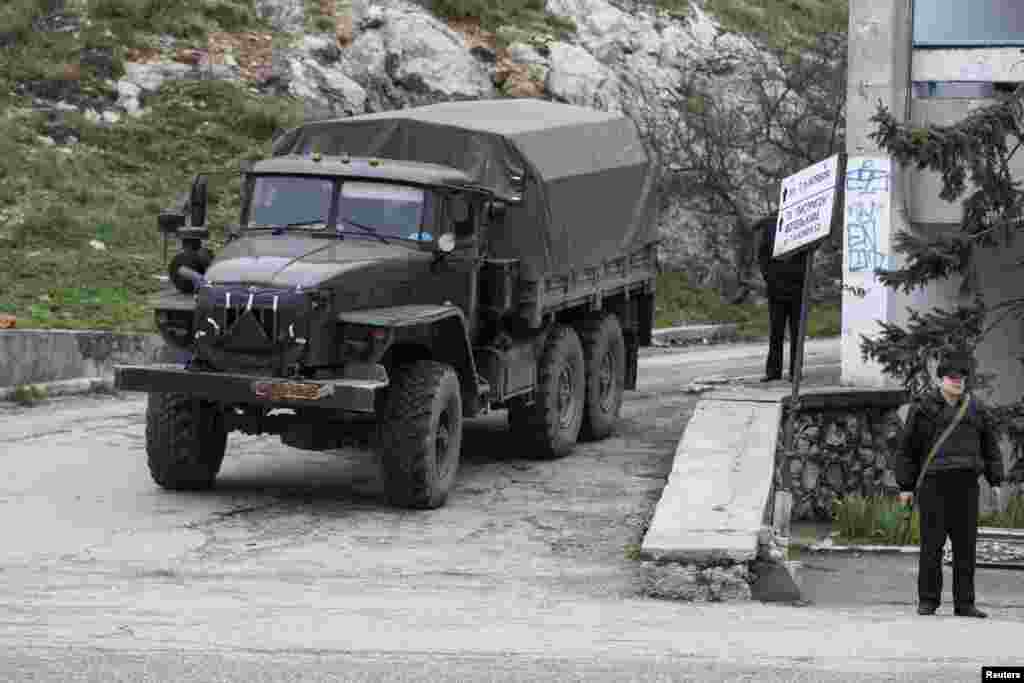 Українську прикордонну базу в Балаклаві оточили. 28 лютого 2014 року.