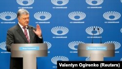 НСК «Олімпійський»: Кандидат Петро Порошенко на дебатах 14 квітня, на які не прийшов кандидат Володимир Зеленський, обговорює майбутнє України з порожньою трибуною, призначеною для його опонента 