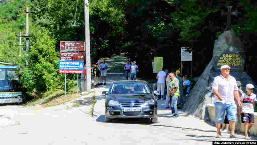 Монастир розташований за три кілометри від Бахчисарая. Сюди можна дістатися пішки, на громадському транспорті, або власному автомобілі. В&#39;їзд на територію монастиря безкоштовний