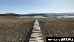 Обміліле Тайганське (Білогірське) водосховище в Криму