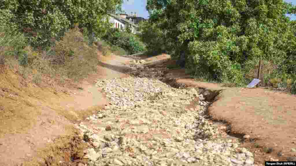 Потоки води сильно розмили стежку