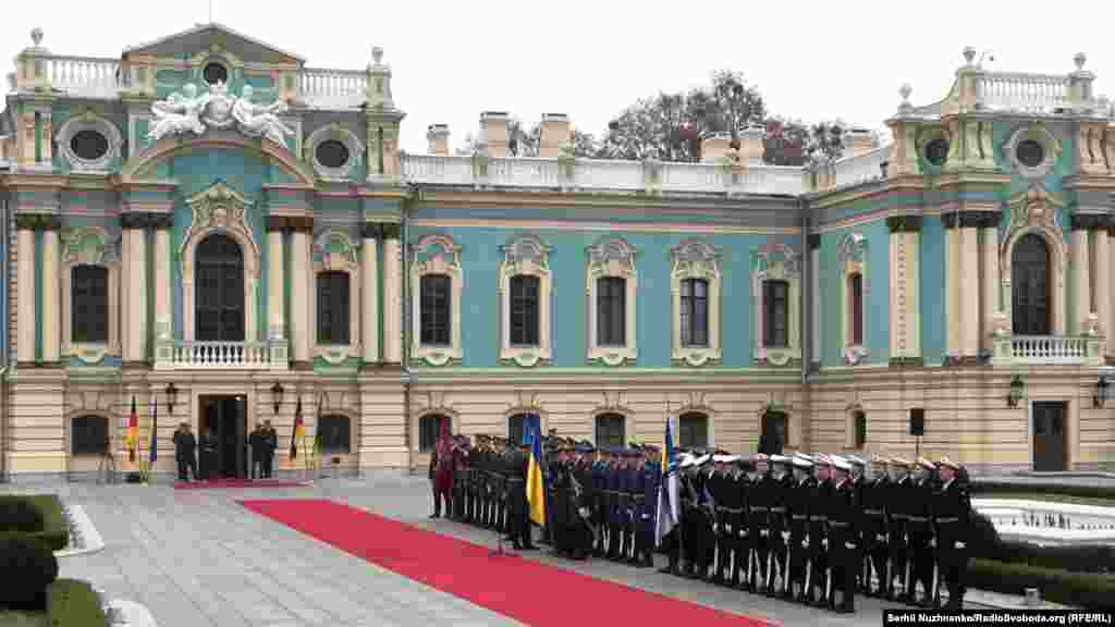 В Маріїнському почесна варта вишикувалась в очікуванні візиту Анґели Меркель