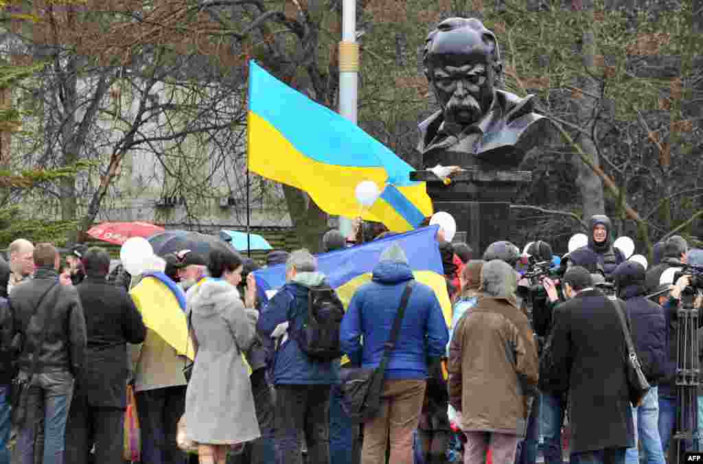 Проукраїнські демонстранти під час антивоєнної акції біля пам&#39;ятника Тарасу Шевченку в Сімферополі, 7 березня 2014 року