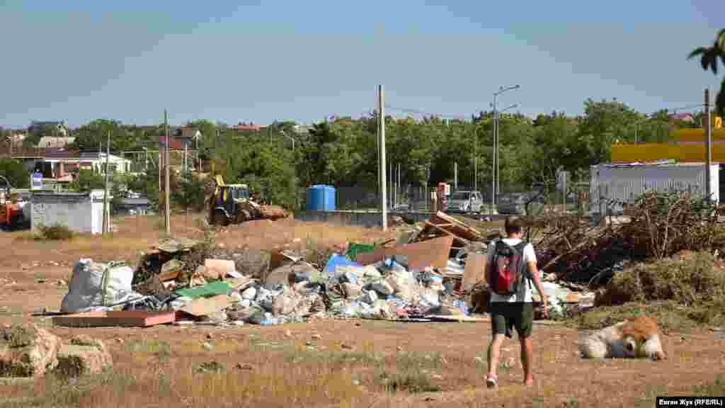 Несанкціоноване звалище сміття в мікрорайоні вулиці Горпищенка