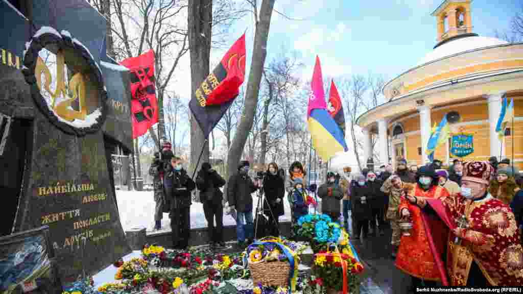 У березні 1918 року, після підписання більшовиками Брестської мирної угоди та з поверненням уряду УНР до Києва, Центральна Рада вирішила урочисто перепоховати полеглих студентів на Аскольдовій могилі у Києві. На церемонії виступив Михайло Грушевський, який назвав цей вчинок київської молоді героїчним