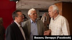 Олесь Шевченко, Євген Сверстюк і Василь Овчарук у приміщенні Українського музичного театру в Сімферополі. 18 травня 2011 року