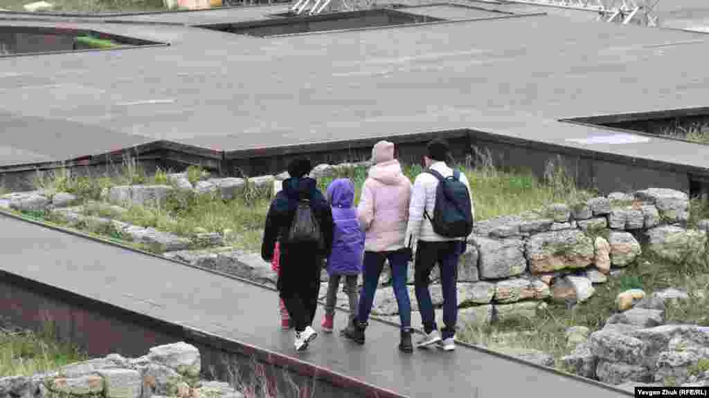 Великі площі городища закриті суцільними настилами. Як змонтовані конструкції, незрозуміло