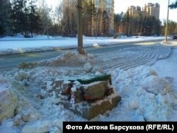 Вентиляційний люк одного з НДІ в новосибірському академмістечку, пошкоджений снігоприбиральної технікою