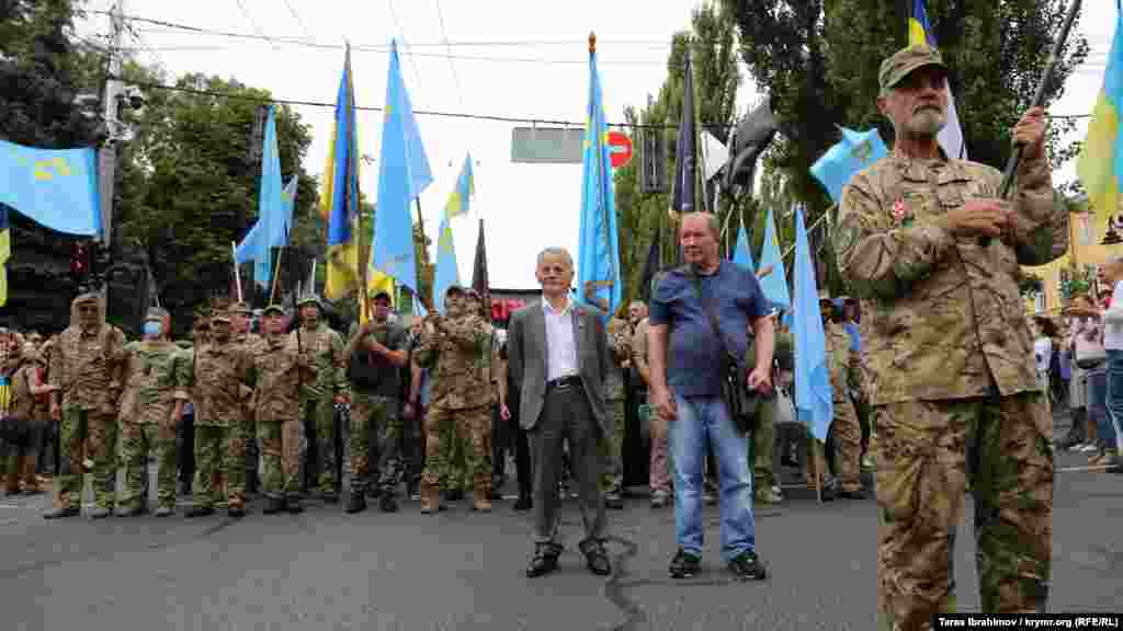 Колона військових, в складі якої була колона з Криму, стартувала біля парку Тарасу Шевченку, далі пройшлася по Хрещатику до Майдану Незалежності. Люди кричали військовим &laquo;Крим &ndash; це Україна&raquo; і &laquo;Свободу політв&#39;язням&raquo;.