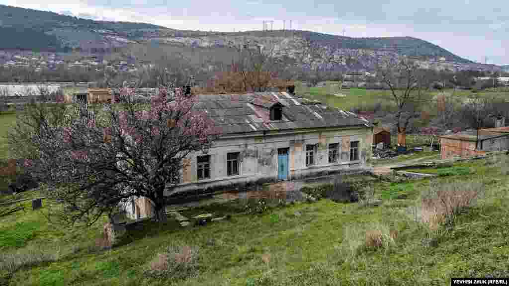 У декількох метрах від залізниці з інкерманського каменю у 1959 році побудували будинок. Зараз його двері на замку