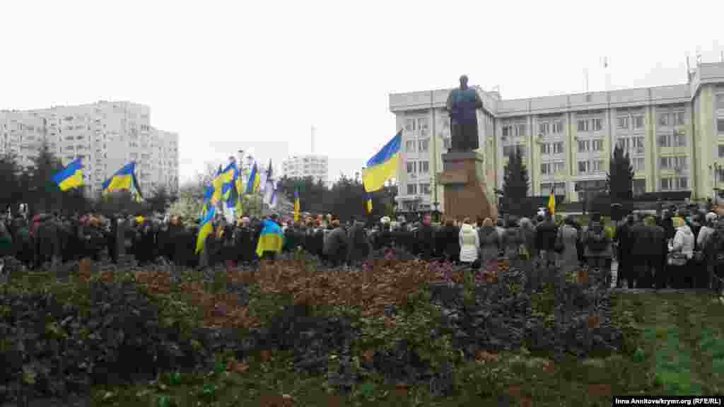 У Севастополі учасники святкового мітингу також зібралися біля пам&rsquo;ятника Шевченкові. Тут читали вірші, співали український гімн і говорили про неприпустимість військових дій. Через півгодини після початку заходу крім українських прапорів з&rsquo;явилися російські, не обійшлося без сутичок. Українські пісні ще лунали того дня в сквері імені Тараса Шевченка