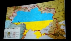 Кадр із документального фільму-дослідження про українську мову «Соловей співає. Доки голос має». Синьо-жовтими кольорами позначено нинішні кордони України на Діалектичній мапі української мови станом на 1871 рік