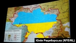 Кадр із документального фільму-дослідження про українську мову «Соловей співає. Доки голос має». Синьо-жовтими кольорами позначено нинішні кордони України на Діалектичній мапі української мови станом на 1871 рік