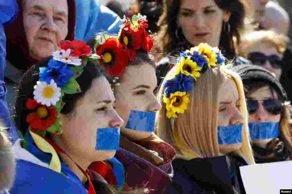 Учасниці акції, представниці руху &laquo;Жінки Криму за МИР&raquo;, провели в Сімферополі мовчазну акцію на підтримку свободи слова. Дівчата заклеїли собі роти синьою стрічкою, а в руках тримали чисті плакати без єдиної літери, 13 березня 2014 року.