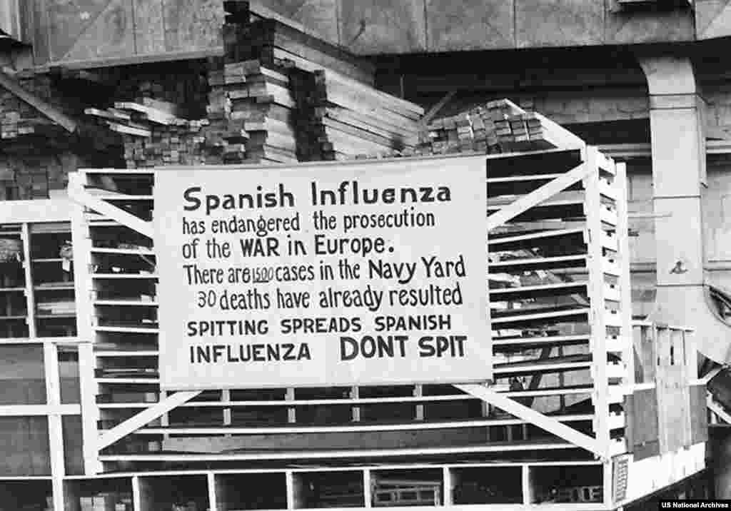 Оголошення&nbsp;про &laquo;заборону плюватися&raquo; на складі Військово морських сил США, 1918 рік. Коли вірус почав поширюватися, його прозвали &laquo;Іспанський грип&raquo; лише з тієї причини, що більшість європейських країн змусили мовчати свої ЗМІ, щоб контролювати потік інформації під час війни. Оскільки у той час Іспанія була нейтральна, а її ЗМІ вільні, саме звідти з&rsquo;явилися перші повідомлення про нову смертельну хворобу