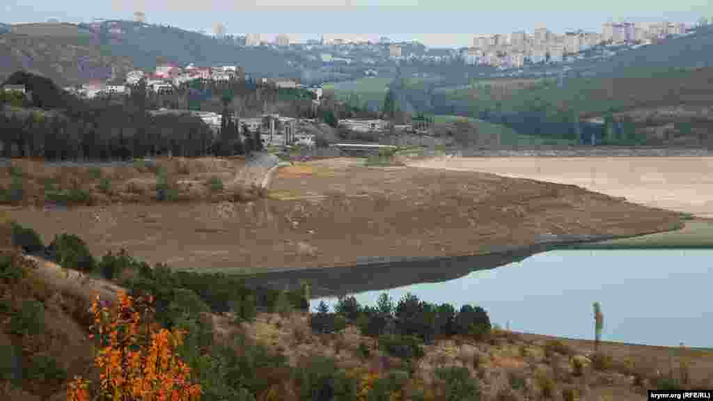 Ізобільненське водосховище &ndash; найглибше в Криму. Максимальна глибина &ndash; 70 метрів. Обсяг &ndash; 13,25 млн кубічних метрів. Довжина &ndash; 4 кілометри. Гребля земляна, висотою 70 метрів і довжиною 550 метрів