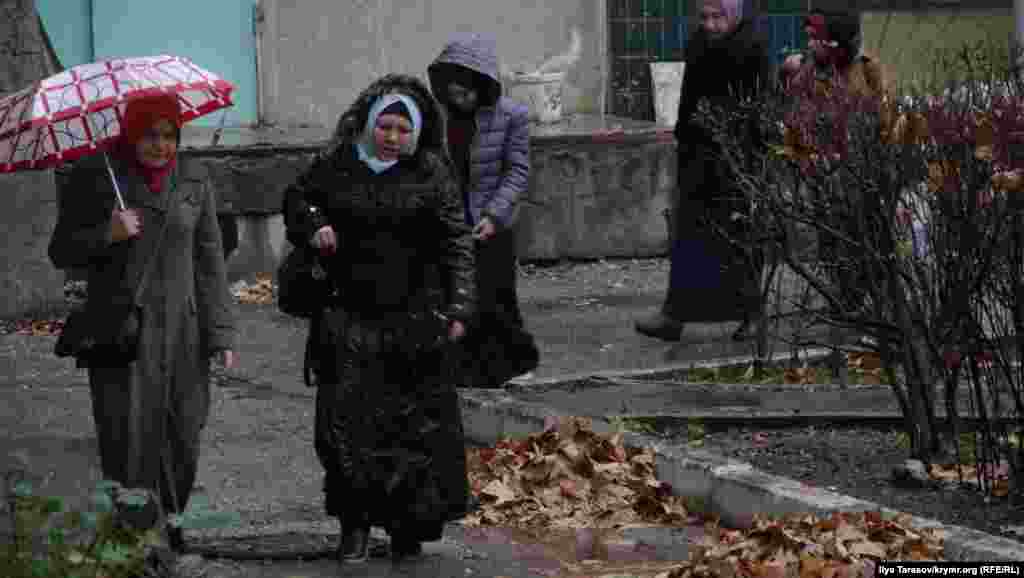 Засідання тривало більше ніж годиниу, весь цей час група підтримки чекала результатів на вулиці