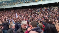 Тисячі прихильників Порошенка прийшли на НСК «Олімпійський» (відео)