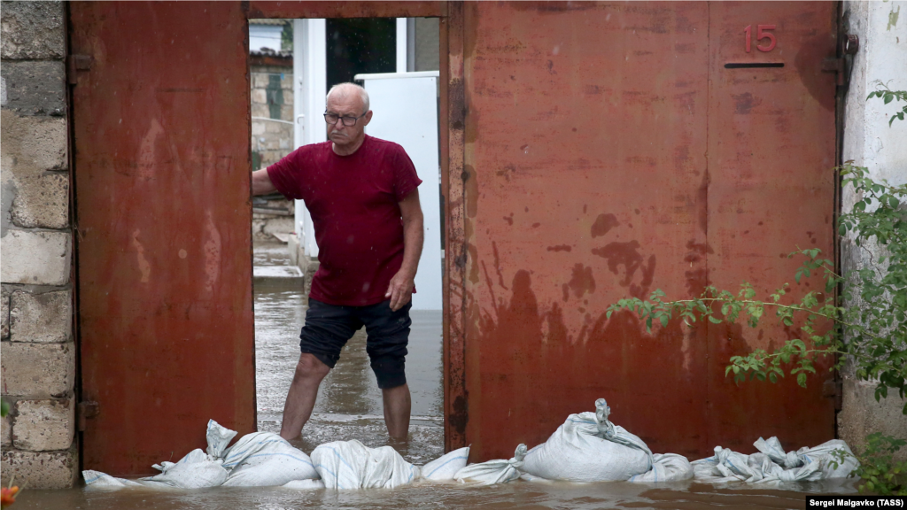 Мішки не рятують. Двір чоловіка повністю залитий водою