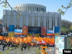 Європейська площа в Києві не раз ставала місцем масових акцій. На фото: мітинг прихильників президента Віктора Ющенка, 2007 рік. Позаду – «Український дім»