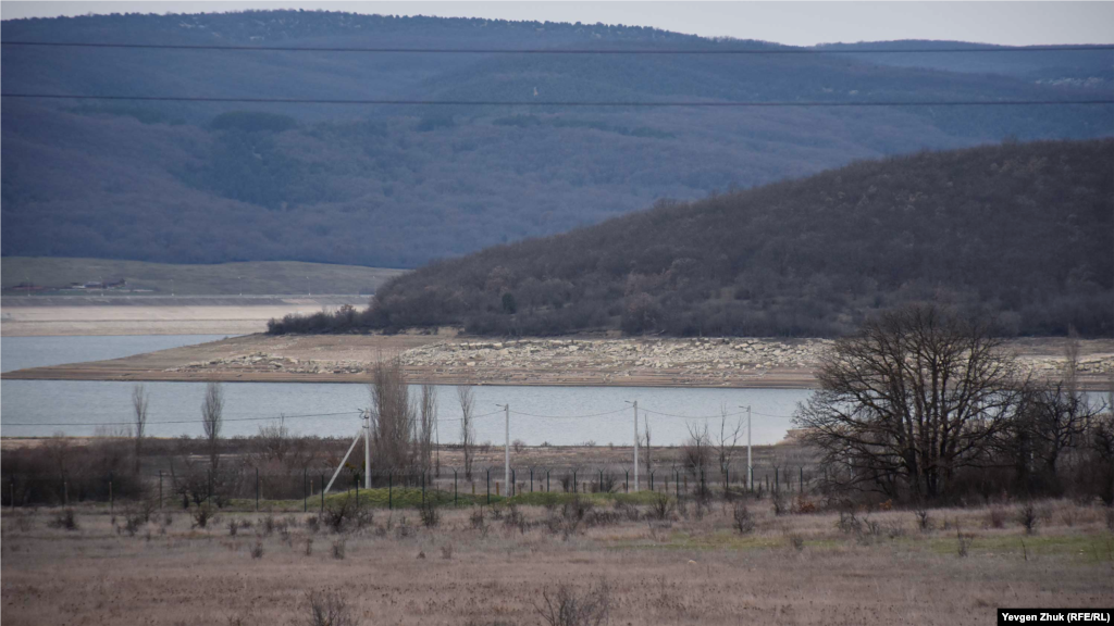 Раніше вода покривала повністю ці великі камені на березі