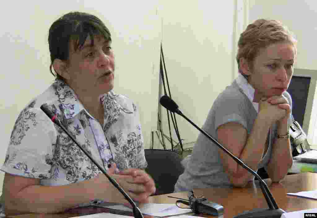 Kazakhstan - Marika Tzotzoria and Natalia Parfenova, the wives of arrested top-manegers of Kazatomprom on the press-conference. Almaty. 1July2009 - Марика Цоцория и Наталья Парфенова на пресс-конференции. Алматы, 1 июля 2009 года.