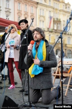 На фото – під час однієї з акцій на підтримку України Антон Литвин просить вибачення в українців за дії Росії