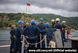 Моряки есмінця USS Porter (DDG 78), що проходить протоку Босфор. Серпень 2019 року