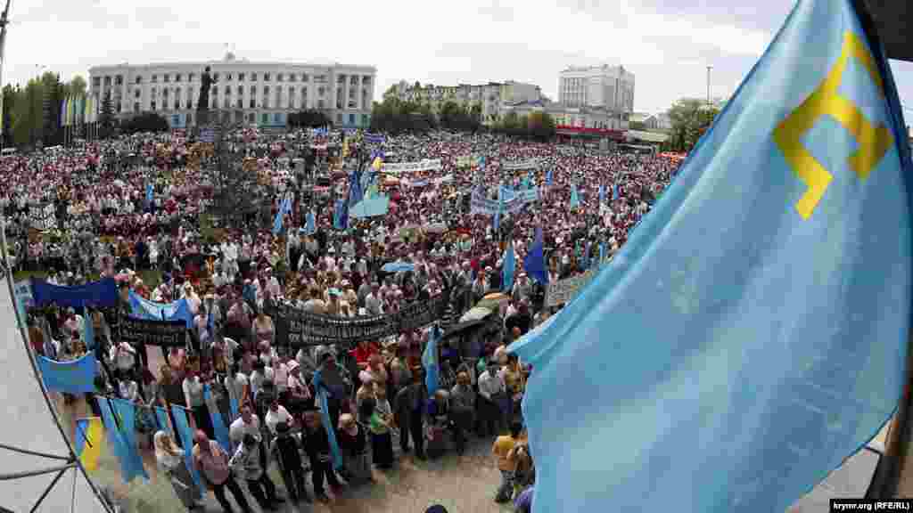 18 травня 2007 року. Площа Леніна в Сімферополі повна людей, які прийшли вшанувати пам&#39;ять загиблих під час депортації та згадати про ті події