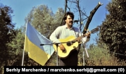 Співак Едуард Драч на одному із майданчиків авторської пісні неподалік від стадіону в Чернівцях, де проходив фестиваль «Червона рута», в якому він брав участь