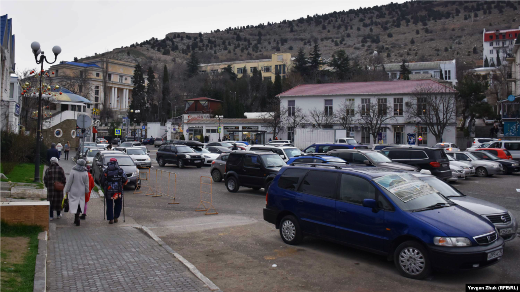 Стоянка на площі 1-го Травня заставлена автівками