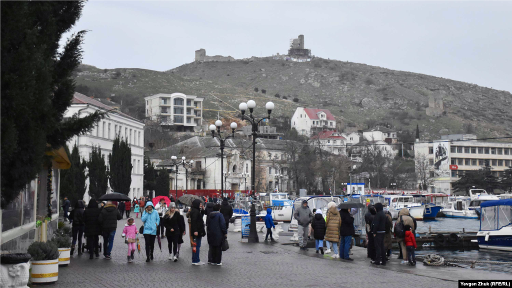 Попри дощ, на набережній багато людей &ndash; свято є свято