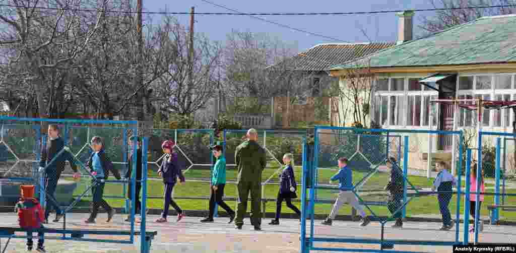 У Вербну неділю козача община Лучистого&nbsp; влаштувала на очах туристів стройової тренаж для юних сільчан.&nbsp; Дітей, виявляється, готували до чергових дорослих козачих &laquo;забав&raquo;