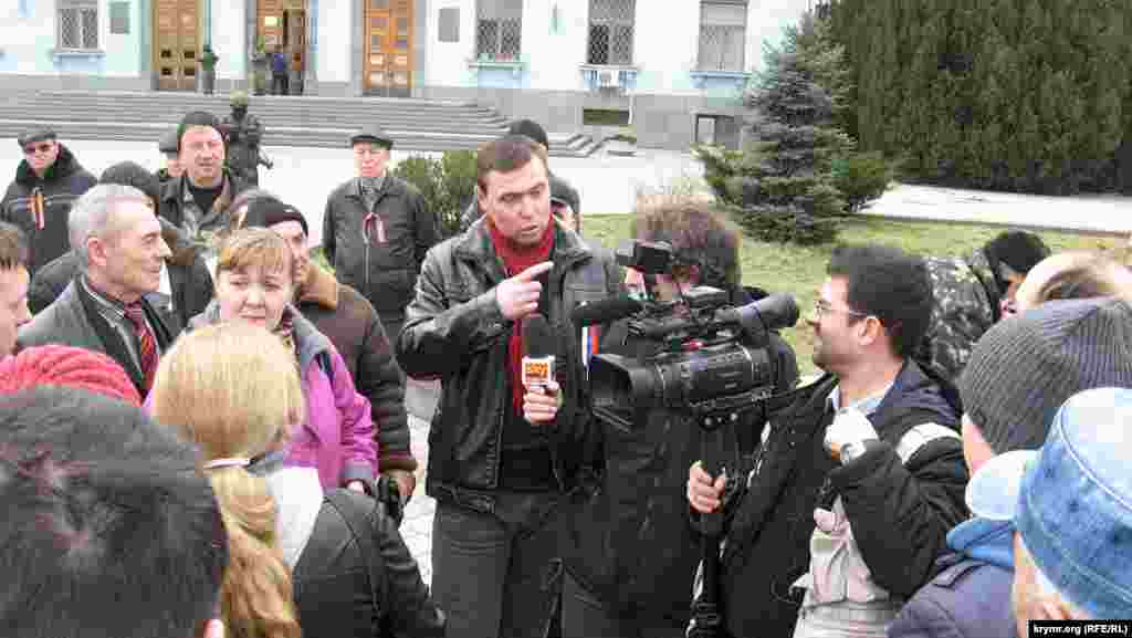 При цьому основним своїм завданням ці &laquo;активісти&raquo; вважають, як це не дивно, переконати кожного журналіста, що саме вони і є справжніми кримчанами, а їхня думка &ndash; глас народу. Тому кожен журналіст, який з&#39;явився на площі, щоб дізнатися думку &laquo;мітингувальників&raquo;, миттєво опиняється в компанії двох-трьох &laquo;кураторів&raquo;, які пильно стежать за діями журналіста, буквально прилипнувши до нього. &nbsp;