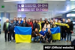 Чоловічу та жіночу збірні України U23 з баскетболу зустріли в аеропорту «Бориспіль»