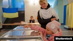 Під час голосування на місцевих виборах на одній з виборчих дільниць у Києві, 15 листопада 2015 року