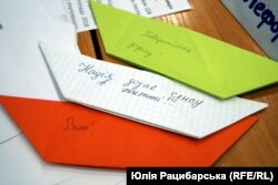 Кораблики від відвідувачів виставки «Повернення додому», Дніпро, 19 квітня 2019 року