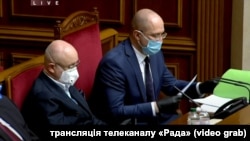 Прем'єр-міністр України Денис Шмигаль (п) у Верховній Раді під час внесення змін до бюджету 2020 року