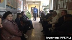 Пайовики райспоживспілки Бахчисарая чергують в будівлі, яку намагаються захопити