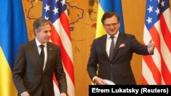 Державний секретар США Ентоні Блінкен (л) і міністр закордонних справ України Дмитро Кулеба під час зустрічі в Києві, 6 травня 20121 року