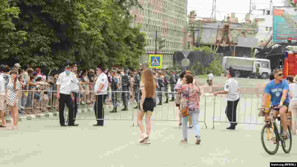 У Керчі з нагоди військового параду в центрі міста перекрили дороги. На захід людей пропускали через рамки металодетекторів, а також перевіряли наявність захисних масок