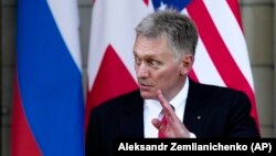 «Якість цих публікацій навіть не варто коментувати, і загалом на них не варто звертати жодної уваги», – заявив Дмитро Пєсков