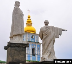 Київ. Пам’ятник Київській княгині Ользі, яка у 957 році прийняла християнство, Святому Апостолу Андрію Первозванному і творцям слов'янської азбуки Кирилу і Мефодію