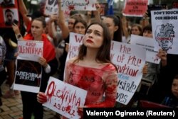 Дружина захисника маріупольського МК «Азовсталь» Ольга на мітингу з вимогою визнати Росію державою-спонсором тероризму після вбивства українських військовополонених у в’язниці в Оленівці