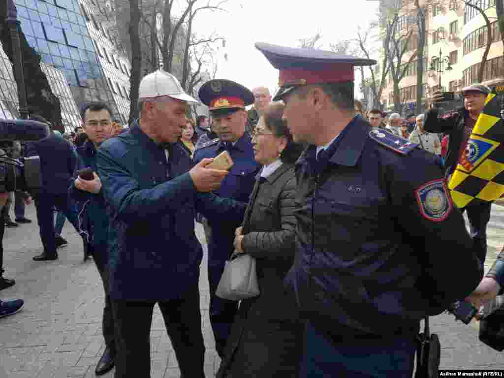 Алматы тұрғыны (ортада) Астананың атын өзгертуге қарсы пікір айтып тұр.&nbsp;