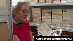 Іванна Ребет показує радійні записи на плівці