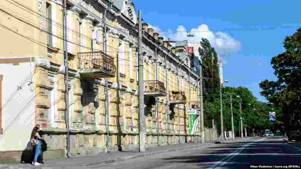 З вулиці Воровського можна потрапити в історичну частину Сімферополя &ndash; городище Неаполя, столицю пізньоскіфської держави