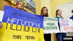 Студенти Львівського коледжу будівництва, архітектури та дизайну під час флешмобу на підтримку ЗСУ та полонених українських моряків. Львів, 3 грудня 2018 року