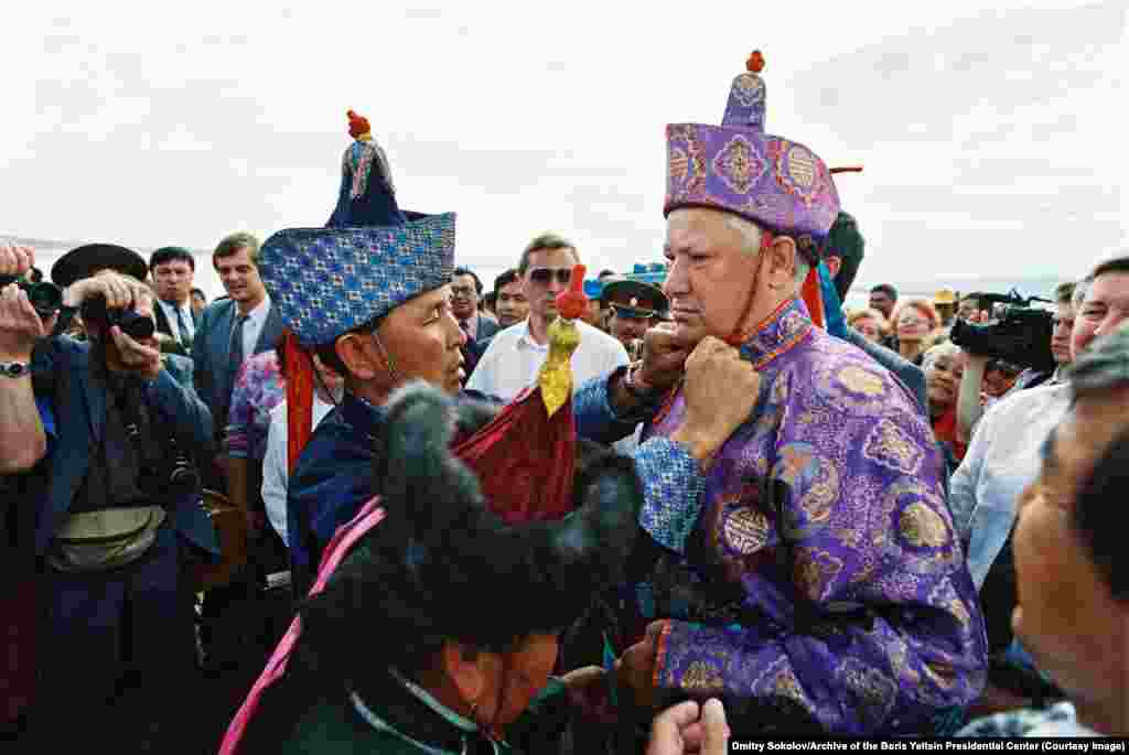 1994 жылғы маусым айында Ресей құрамындағы Тыва республикасының астанасы Қызыл қаласына барған Ельцинге жергілікті халықтың ұлттық киімі - шапан мен қалпақ кигізіп жатыр.